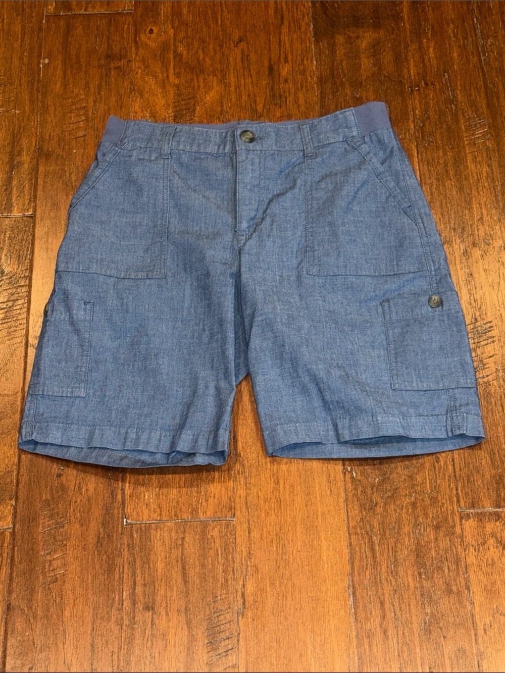 Size 8 LEE Mid Rise Chambray Cargo Shorts in Light Blue